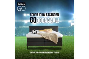 Eastborn GO boxspring bed op een voetbalveld met voetbal, stadionverlichting en promotietekst voor de Eastborn GO-actie waarbij je het aankoopbedrag kunt terugwinnen.