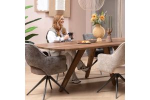 Gezellige eetkamer met houten eettafel, comfortabele draaibare eetkamerstoelen van Happy@Home en warme woonaccessoires in natuurlijke tinten