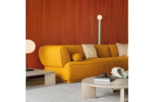 Leolux Loya bank in okergele bouclé stof in modern interieur met warme houten wand en design salontafel