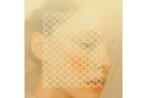 Close-up van vrouwelijk gezicht met warme oranje gloed en grafisch patroon, sfeerbeeld van Montèl campagne