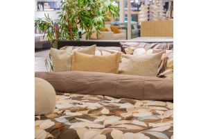 Slaap Center XXL afdeling bij Home Center met diverse boxsprings en bedden in showroomopstelling