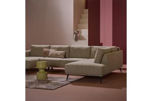Beige hoekbank Visure in modern interieur met warme roze en rode tinten en stijlvolle accessoires