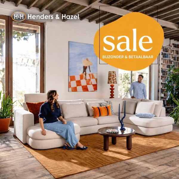 Sfeervolle eetkamer met ovale houten eettafel, draaibare eetkamerstoelen in beige stof, keramische vaas met bloemen en grote raampartijen in een modern interieur.