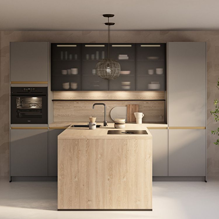 Moderne keuken met houten kookeiland, grijze kastenwand, zwarte kraan, ingebouwde oven en glazen bovenkasten met subtiele verlichting.