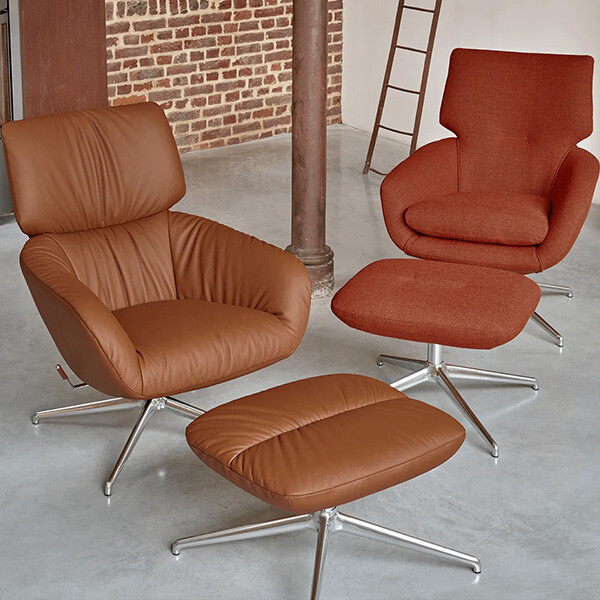 Foto met daarop de bruine fauteuils Lloyd en Lodey inclusief poef