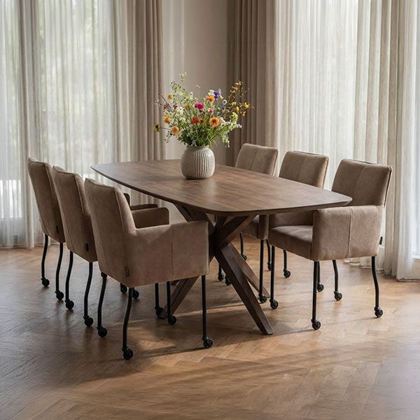 Moderne eetkamer met houten eettafel en zes beige eetkamerstoelen op wielen met bloemenvaas op tafel