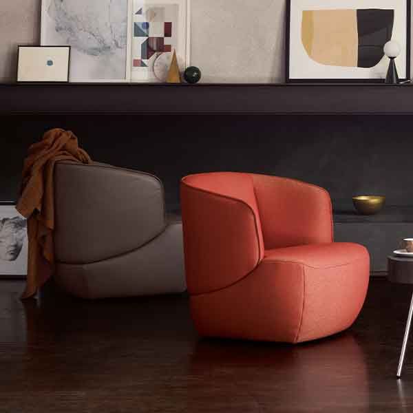 Een rode en bruine 384 fauteuil van Rolf Benz met ronde vormen