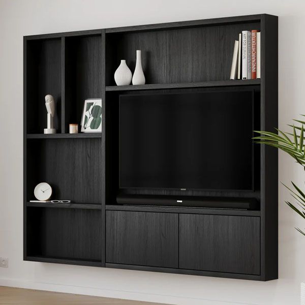 Zwarte cinewall Flatbox van Area77 met ingebouwde tv-nis, open vakken en opbergruimte onderin.