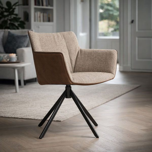 Gustav Junior eetkamerstoel met beige stof, bruine lederen buitenzijde en zwart draaibaar onderstel in een moderne woonkamer.