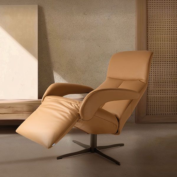 JORI relaxfauteuil Symphony in zwart leder met hoge rugleuning en metalen draaivoet, modern design en ergonomische vormgeving.