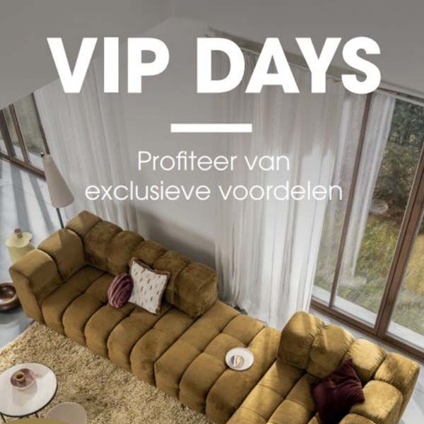 Afbeelding van okergele elementenbank in een moderne woonkamer, staand voor een raam met witte gordijnen. Met de tekst VIP DAYS.