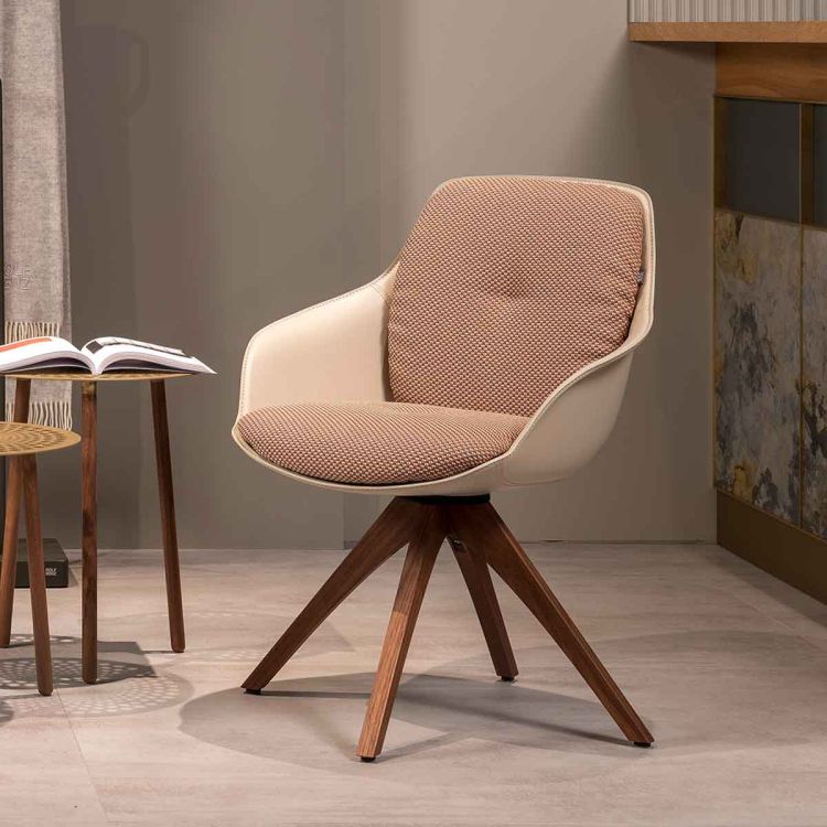 Rolf benz eetkamerstoel RB600 met een rode bekleding en houten poot