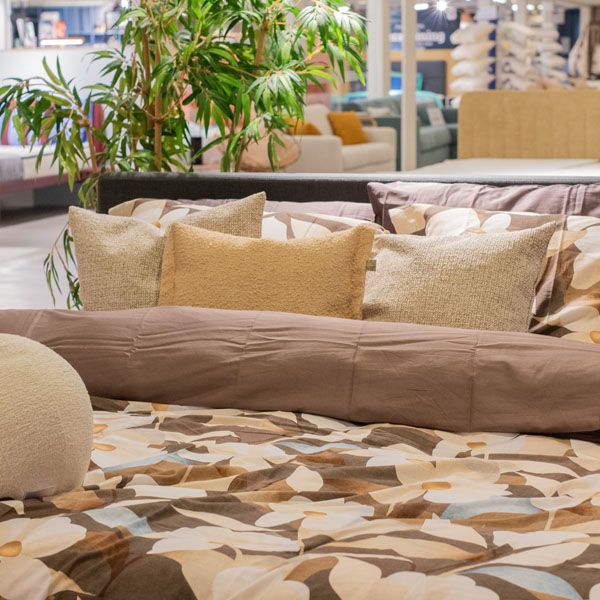 Slaap Center XXL afdeling bij Home Center met diverse boxsprings en bedden in showroomopstelling