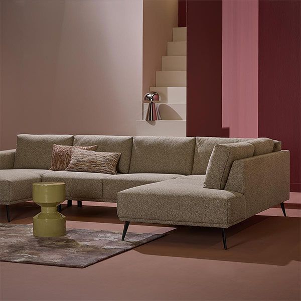 Beige hoekbank Visure in modern interieur met warme roze en rode tinten en stijlvolle accessoires