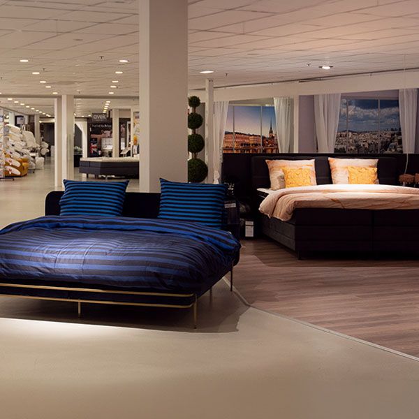 Slaap Center XXL afdeling bij Home Center met diverse boxsprings en bedden in showroomopstelling