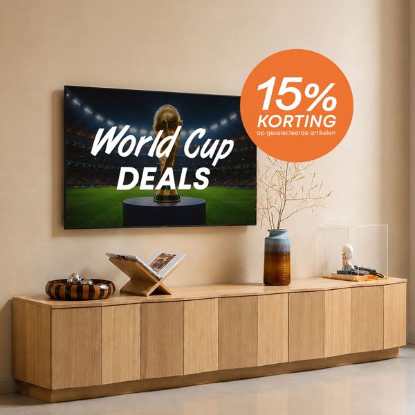 WOOOD World Cup Deals actie met 15% korting op geselecteerde artikelen, afgebeeld met een houten tv-meubel in een moderne woonkamer en een scherm met World Cup Deals campagnebeeld.