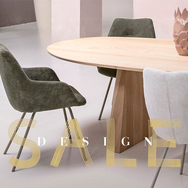 Design eettafel met stoelen in een stijlvolle setting, met de tekst SALE in beeld voor de XOOON designsale.
