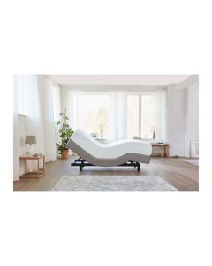 TEMPUR Zero G 400 elektrisch verstelbaar bed in Zero Gravity positie in een lichte slaapkamer