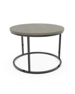 Ronde Steel bijzettafel met grijs eiken blad en dicht zwart stalen onderstel.