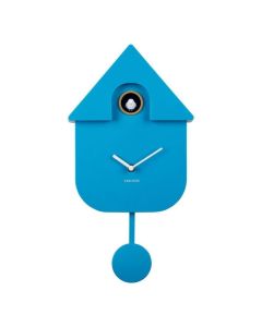 Karlsson wandklok Cuckoo in felblauw, kunststof, met moderne koekoek- en slingerontwerp.