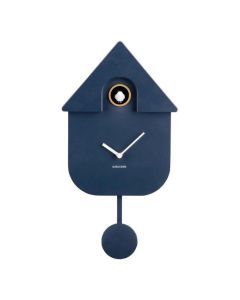 Donkerblauwe Karlsson Modern Cuckoo wandklok met wit vogeltje, minimalistisch design en ronde slinger.