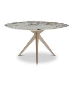 Vooraanzicht eettafel Stella van Happy@Home met organisch keramieken blad in beige aardetinten en adering patroon en zandkleurige metalen spinpoot.