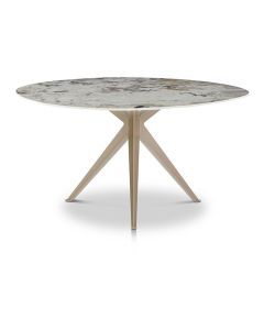 Vooraanzicht eettafel Stella van Happy@Home met organisch keramieken blad in beige aardetinten en adering patroon en zandkleurige metalen spinpoot.