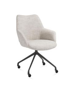 Eetkamerstoel Mats vooraanzicht &ndash; Moderne eetkamerstoel met zachte gem&ecirc;leerde bekleding in beige, een kuipvormige zitting en een draaibaar zwart metalen onderstel.