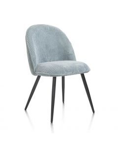 Schuinaanzicht eetkamerstoel  Arielle van Happy@Home met 4 zwarte, metalen poten. de stoel is bekleed met lichtblauwe ribstof.