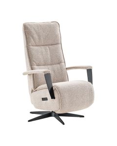 schuinaanzicht stoffen elektrisch verstelbare beige relaxfauteuil Dalero van In House. 