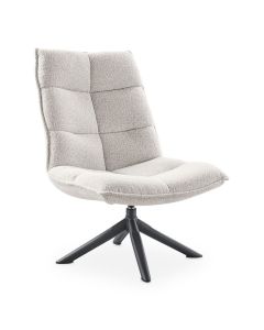 Lichtgrijze draaifauteuil Calpe met bouclé bekleding en zwart metalen 4-teens frame. Perspectief aanzicht voor.