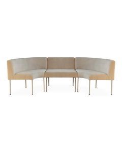 Beige hoekbank Dio met slanke metalen poten, perfect voor moderne eetkamerinterieurs.