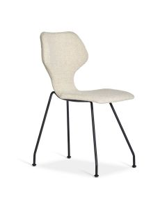 Eetkamerstoel Cavalletta van Design on Stock, met een lichte stoffen bekleding en een minimalistisch zwart metalen frame.