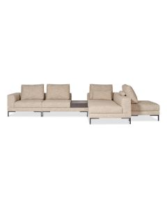 Extra brede Aikon Lounge 24 opstelling in beige stof met meerdere losse elementen, een open tafelelement in het midden en chaise longue rechts, op zwart metalen onderstel.