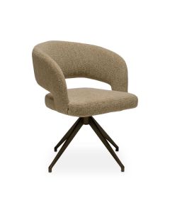 Hedie eetstoel in beige stof met metalen poten, schuin vooraanzicht.