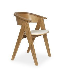 Perspectief vooraanzicht van de NDSM-stoel met houten poten en een afgeronde rugleuning.