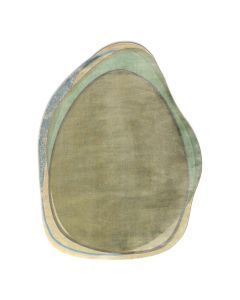 Bovenaanzicht van het organisch gevormde Pode vloerkleed Shallow Meadow met lagen in groen, blauw, geel en grijs.