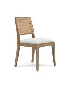 Eetkamerstoel Corviglia van Riviera Maison, met een naturel houten frame, linnen zitting en geweven rugleuning.