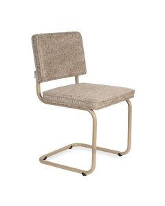 Zuiver Ridge eetkamerstoel, schuin gezien, met beige zachte bekleding en een metalen frame.