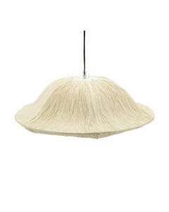 Hanglamp met een golvende, organische kap van natuurlijk materiaal, die zacht licht verspreidt in een moderne setting.
