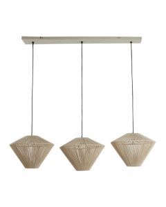Drievoudige hanglamp met geweven touwlampenkappen, symmetrisch hangend aan een rechthoekige plafondplaat.
