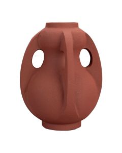 Vooraanzicht van de Thiago vaas van Dutchbone in terracotta, met opvallende organische vormen en ronde openingen aan de zijkanten.