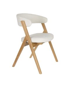 Eetkamerstoel Pom van Zuiver in een driekwart aanzicht, met een lichtbeige zitting en een houten frame.