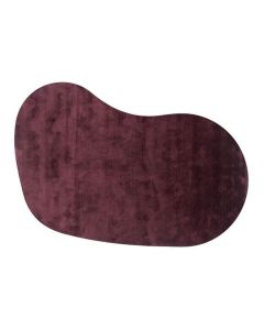 Trendhopper vloerkleed Cowan in aubergine met organische vorm en zachte gem&ecirc;leerde structuur op witte achtergrond