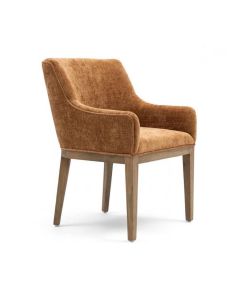 Bruine eetkamerstoel met armleuningen Whistler van Riviera Maison, bekleed met luxe stof en houten poten.
