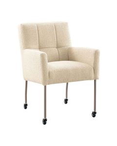 Eetkamerstoel Janinto van IN.HOUSE in beige stof, met zwarte wielen en slanke metalen poten. Schuine hoek vooraanzicht.