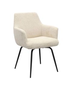 Trendhopper armstoel Evi in lichte boucl&eacute; met zwarte poten, schuin van voren.