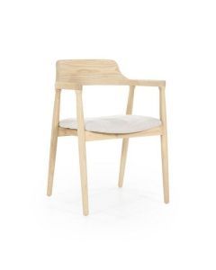 Eetkamerstoel Yorick van Eleonora in naturel hout met zachte lijnen en een beige zitkussen, perfect voor een moderne uitstraling.