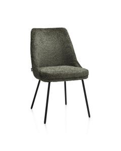 Schuin vooraanzicht van eetkamerstoel Isaac Derby in groen boucl&eacute;, met zwarte metalen poten en comfortabele zitting.