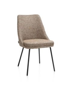 Eetkamerstoel Isaac van Henders & Hazel in koperkleurige Bellini-stof, schuin van voren gefotografeerd, met zwarte metalen poten.